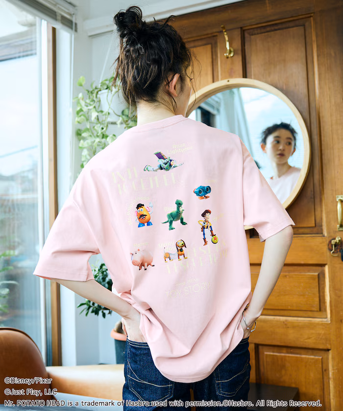 TOY STORY 聯名限定 背面印花 圓領T恤 / RANDOM