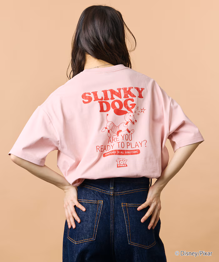 TOY STORY 聯名限定 背面印花 圓領T恤 / Slinky Dog